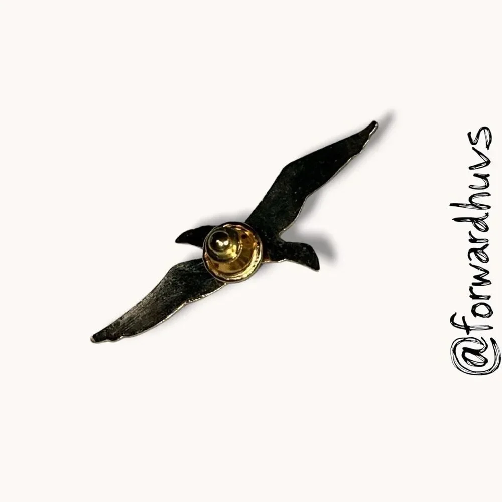 Vintage Gold Tone Flying Seagull Bird Lapel Hat Tie Pin